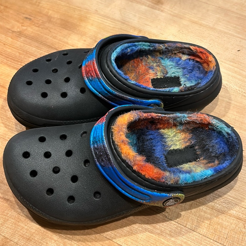 Crocs Youth Fuzzy Clogs Size J2 black with multicolor fuzz